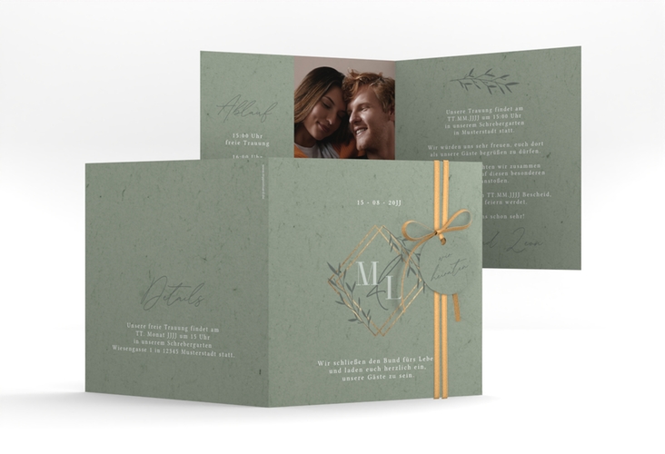 Hochzeitseinladung Greenletter quadr. Klappkarte gruen mit Initialen in elegantem Goldrahmen mit Blättern