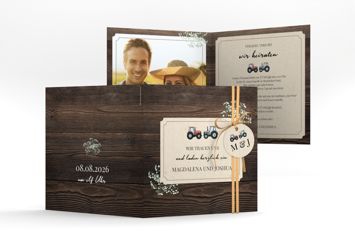 Hochzeitseinladung Bauernhochzeit quadr. Klappkarte braun in rustikaler Holz-Optik mit Schleierkraut und zwei kleinen Traktoren