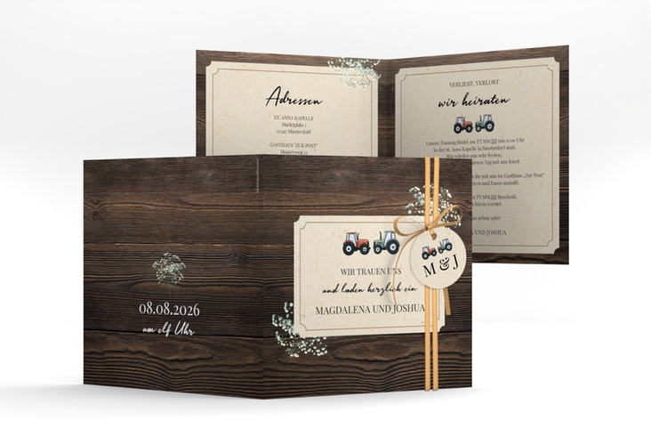 Hochzeitseinladung Bauernhochzeit quadr. Klappkarte braun in rustikaler Holz-Optik mit Schleierkraut und zwei kleinen Traktoren