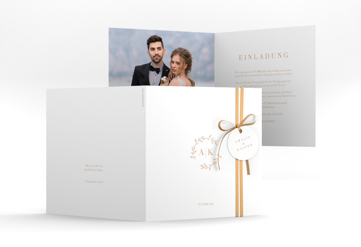 Hochzeitseinladung Filigrana quadr. Klappkarte beige in reduziertem Design mit Initialen und zartem Blätterkranz