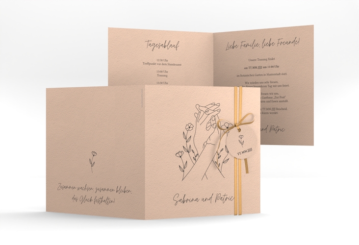Hochzeitseinladung Blumenglück quadr. Klappkarte apricot hochglanz mit ineinander verschlungenen Händen