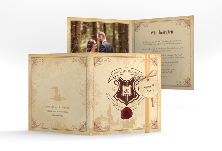 Hochzeitseinladung Zauberkunst quadr. Klappkarte beige hochglanz mit Fantasy-Wappen, Siegel und Zauberschule