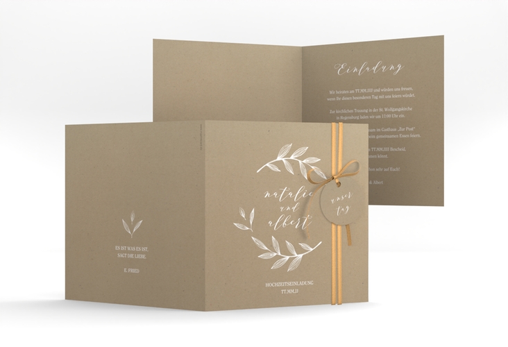 Hochzeitseinladung Naturelove quadr. Klappkarte weiss hochglanz in Kraftpapier-Optik mit Blätterkranz