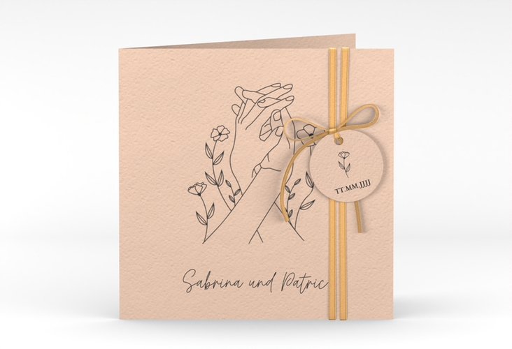 Hochzeitseinladung Blumenglück quadr. Klappkarte apricot hochglanz mit ineinander verschlungenen Händen