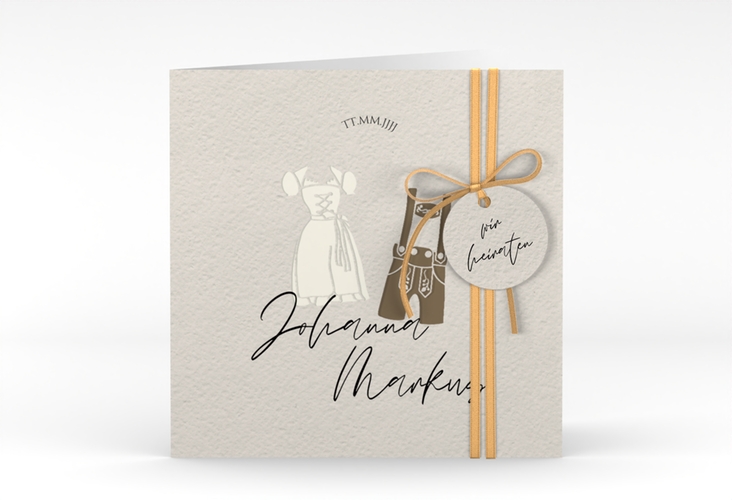 Hochzeitseinladung Trachtenhochzeit quadr. Klappkarte beige hochglanz mit Dirndl und Lederhose