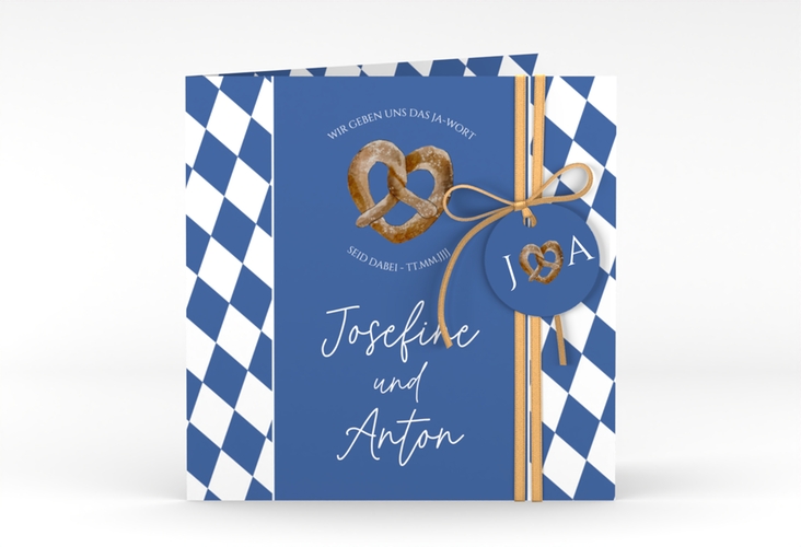 Hochzeitseinladung Bayrisch quadr. Klappkarte mit weiß-blauen Rauten und Brezel in Herzform