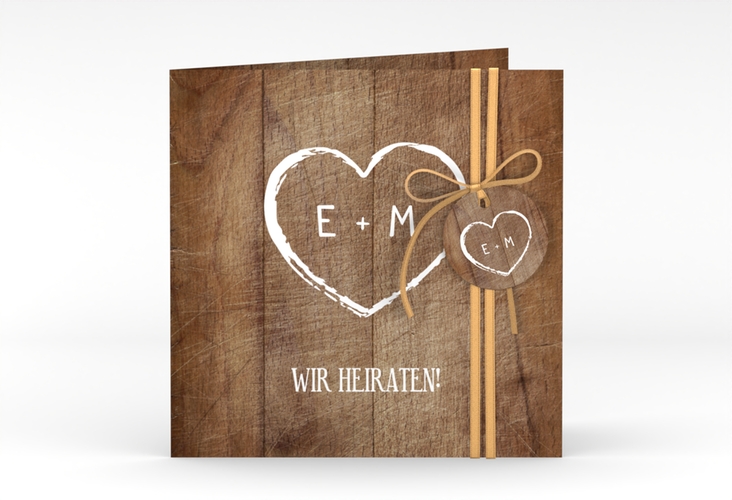 Hochzeitseinladung Wood quadr. Klappkarte braun hochglanz in Holz-Optik mit Herz und Initialen