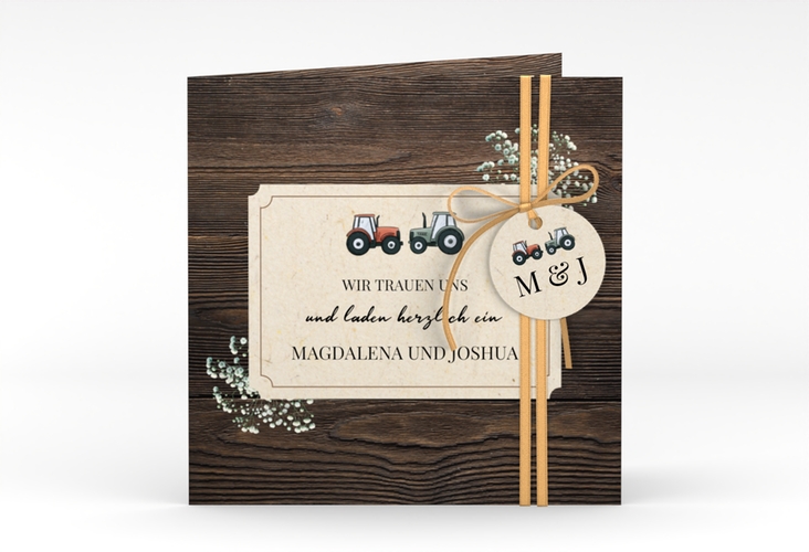 Hochzeitseinladung Bauernhochzeit quadr. Klappkarte in rustikaler Holz-Optik mit Schleierkraut und zwei kleinen Traktoren