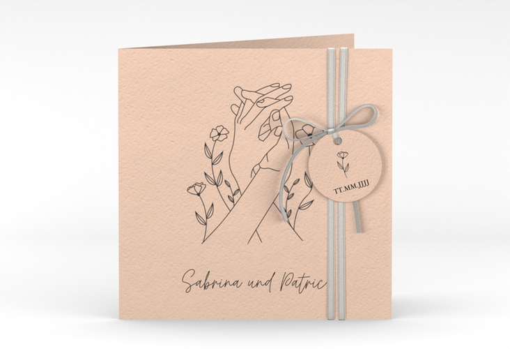 Hochzeitseinladung Blumenglück quadr. Klappkarte apricot hochglanz mit ineinander verschlungenen Händen