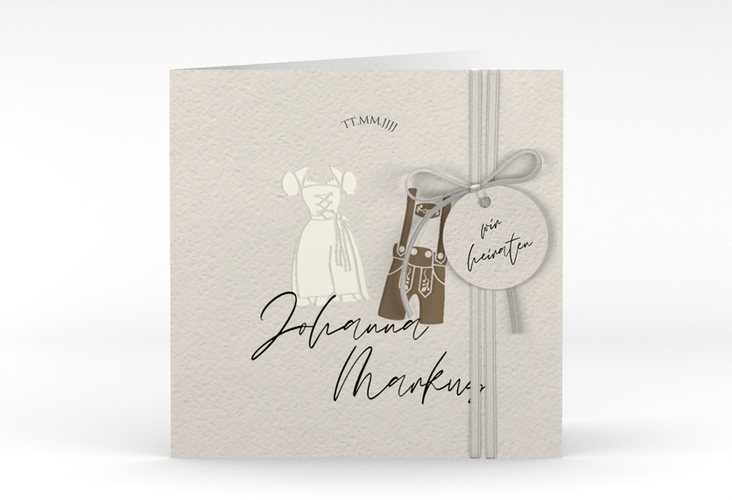 Hochzeitseinladung Trachtenhochzeit quadr. Klappkarte beige hochglanz mit Dirndl und Lederhose