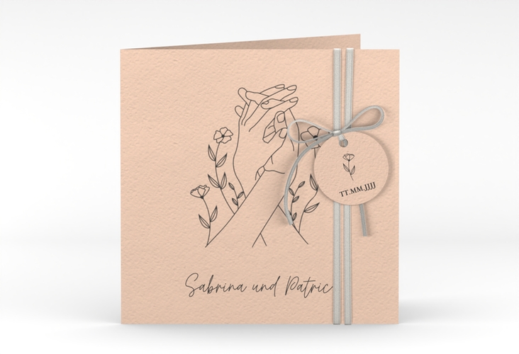 Hochzeitseinladung Blumenglück quadr. Klappkarte apricot hochglanz mit ineinander verschlungenen Händen