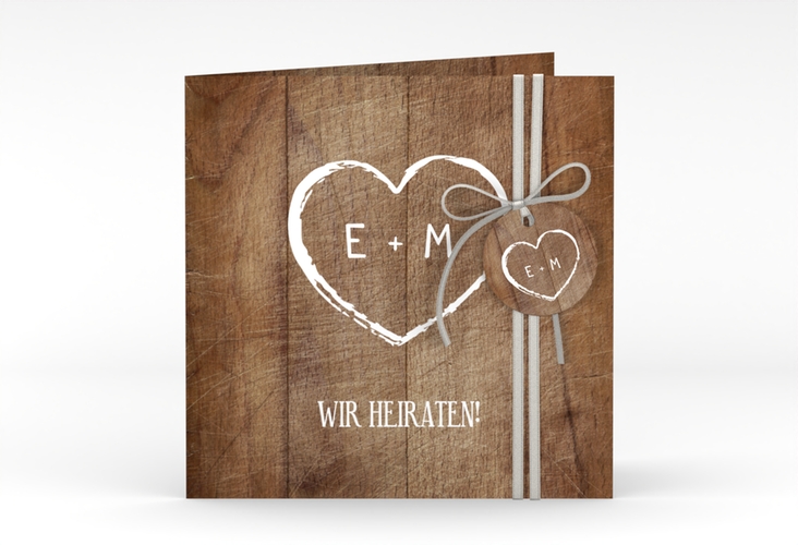 Hochzeitseinladung Wood quadr. Klappkarte braun hochglanz in Holz-Optik mit Herz und Initialen