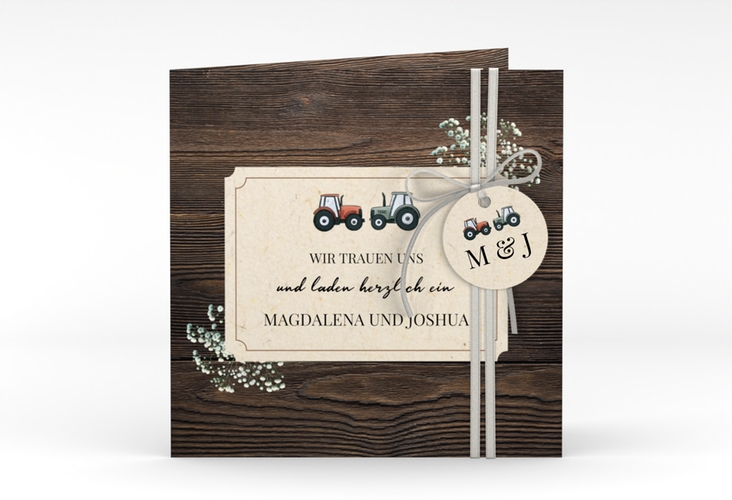 Hochzeitseinladung Bauernhochzeit quadr. Klappkarte braun in rustikaler Holz-Optik mit Schleierkraut und zwei kleinen Traktoren
