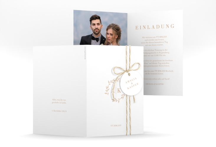 Einladungskarte Hochzeit Filigrana A6 Klappkarte hoch beige in reduziertem Design mit Initialen und zartem Blätterkranz