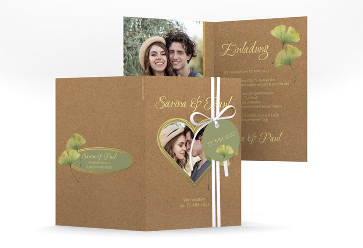 Einladungskarte Hochzeit Ginko A6 Klappkarte hoch Kraftpapier hochglanz mit Herz und zwei Ginkgo-Blättern
