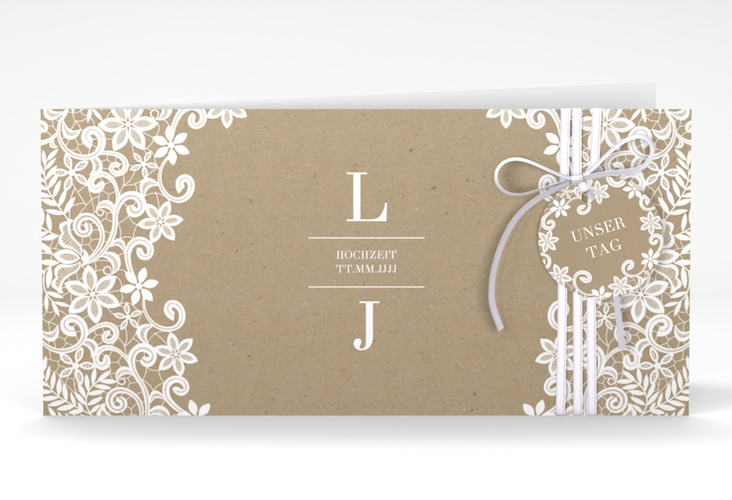 Hochzeitseinladung Bella lange Klappkarte quer Kraftpapier mit weißer Brautspitze um Initialen