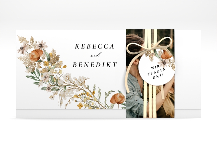 Hochzeitseinladung Wildfang Wickelfalzkarte + Banderole weiss mit getrockneten Wiesenblumen