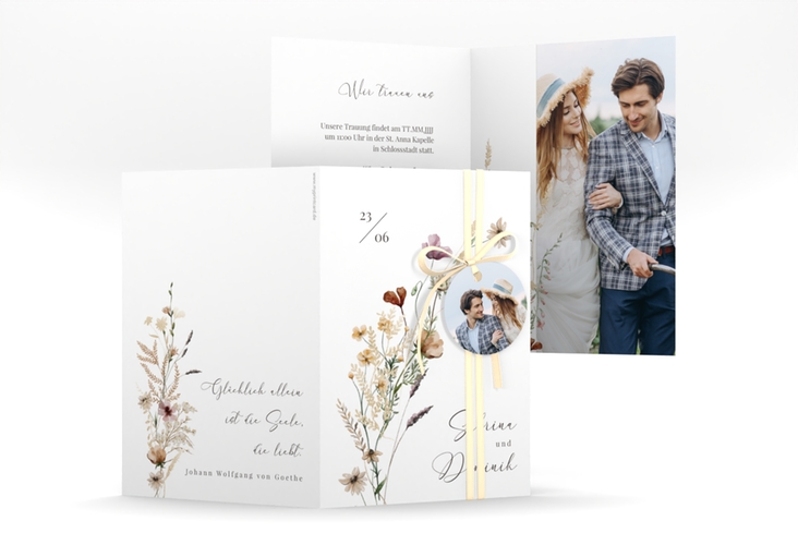 Einladungskarte Hochzeit Sauvages A6 Klappkarte hoch weiss hochglanz mit getrockneten Wiesenblumen
