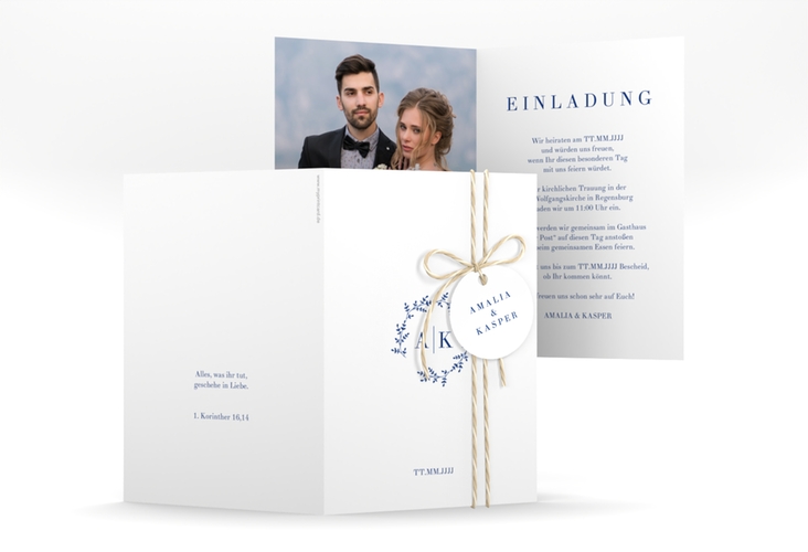 Einladungskarte Hochzeit Filigrana A6 Klappkarte hoch blau in reduziertem Design mit Initialen und zartem Blätterkranz