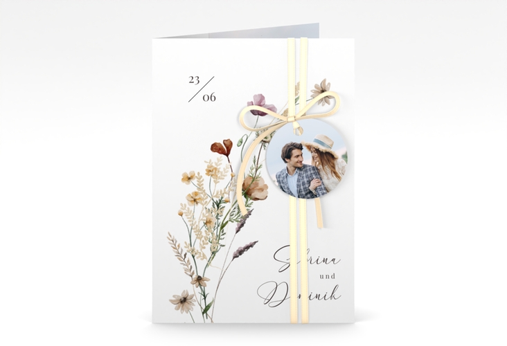 Einladungskarte Hochzeit Sauvages A6 Klappkarte hoch weiss hochglanz mit getrockneten Wiesenblumen