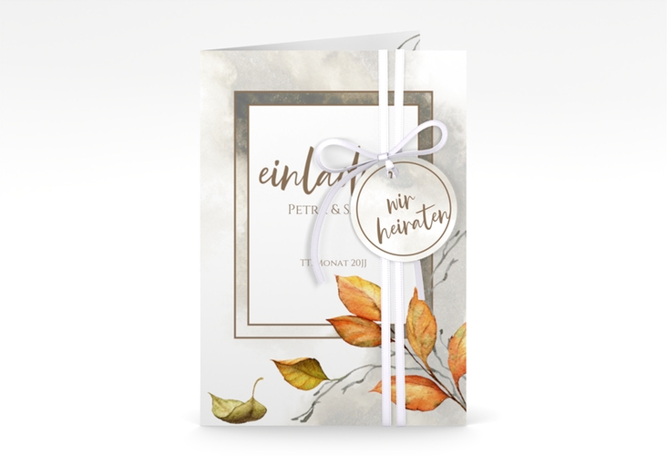 Einladungskarte Hochzeit Herbst A6 Klappkarte hoch braun hochglanz mit orangefarbigem Herbstlaub in Aquarell