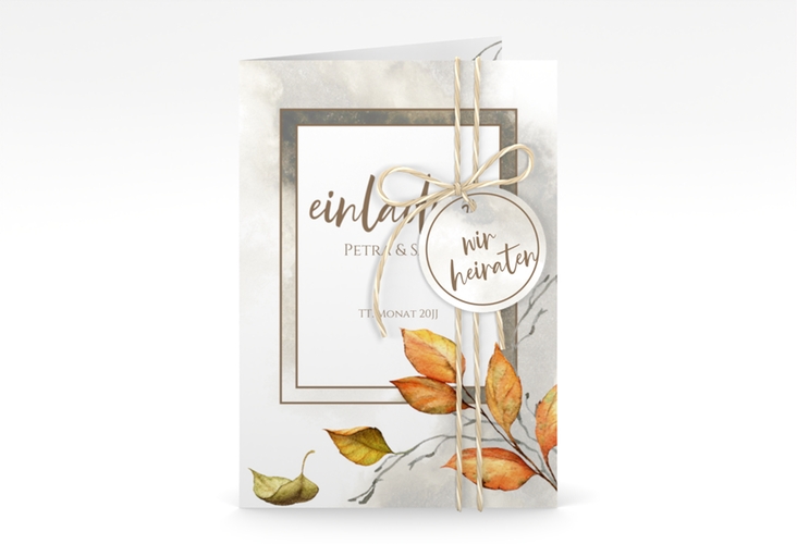 Einladungskarte Hochzeit Herbst A6 Klappkarte hoch braun hochglanz mit orangefarbigem Herbstlaub in Aquarell