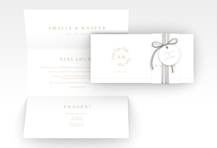 Hochzeitseinladung Filigrana Wickelfalzkarte + Banderole beige in reduziertem Design mit Initialen und zartem Blätterkranz