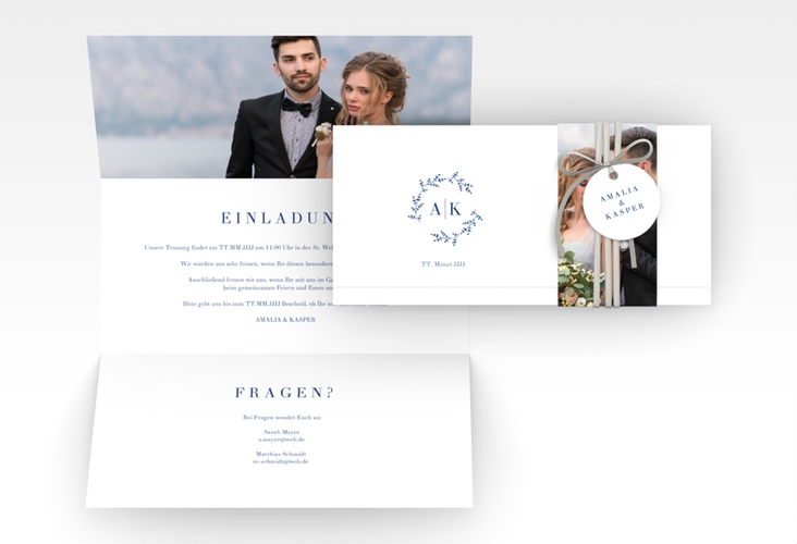 Hochzeitseinladung Filigrana Wickelfalzkarte + Banderole blau in reduziertem Design mit Initialen und zartem Blätterkranz