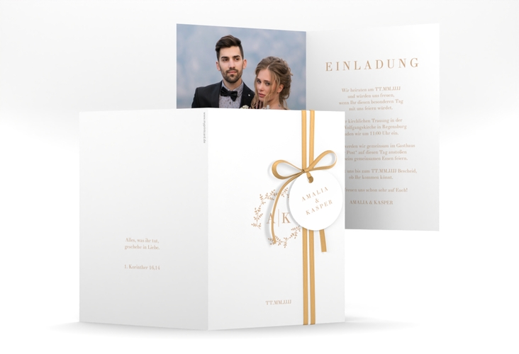 Einladungskarte Hochzeit Filigrana A6 Klappkarte hoch beige in reduziertem Design mit Initialen und zartem Blätterkranz