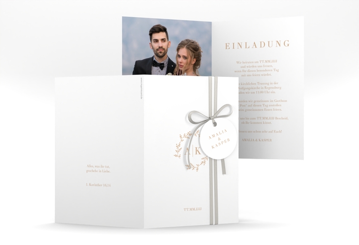 Einladungskarte Hochzeit Filigrana A6 Klappkarte hoch beige in reduziertem Design mit Initialen und zartem Blätterkranz