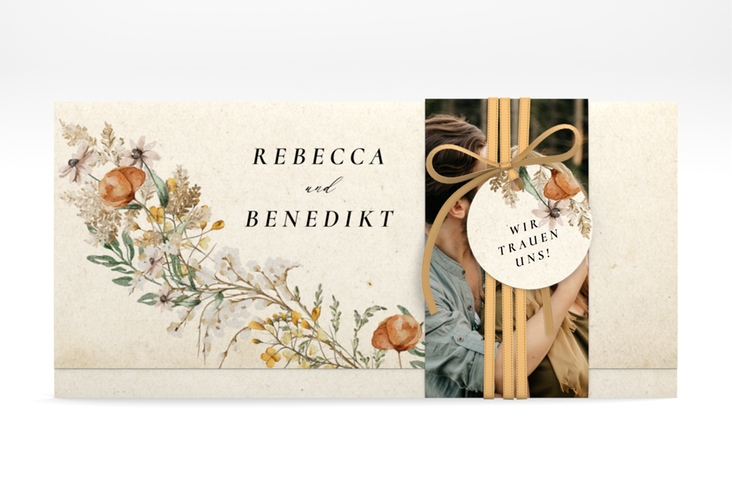Hochzeitseinladung Wildfang Wickelfalzkarte + Banderole beige mit getrockneten Wiesenblumen