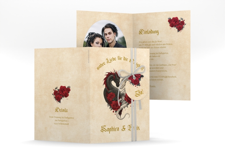 Einladungskarte Hochzeit Drachenliebe A6 Klappkarte hoch beige mit schwarzem und weißem Drachen zu einem Herz verschlungen