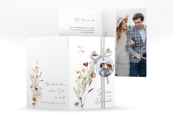 Einladungskarte Hochzeit Sauvages A6 Klappkarte hoch weiss hochglanz mit getrockneten Wiesenblumen