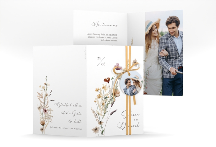 Einladungskarte Hochzeit Sauvages A6 Klappkarte hoch weiss hochglanz mit getrockneten Wiesenblumen
