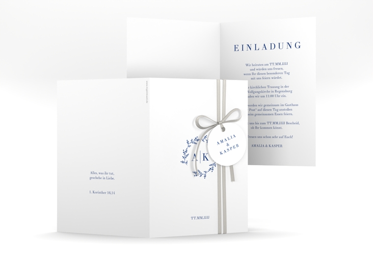 Einladungskarte Hochzeit Filigrana A6 Klappkarte hoch blau in reduziertem Design mit Initialen und zartem Blätterkranz