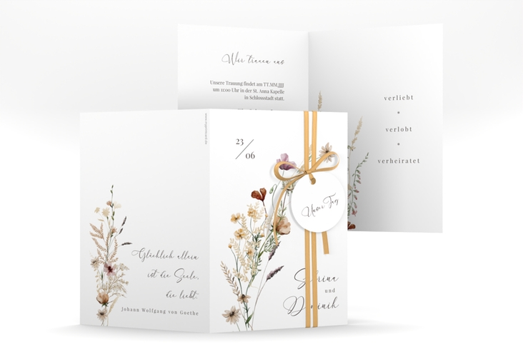 Einladungskarte Hochzeit Sauvages A6 Klappkarte hoch weiss mit getrockneten Wiesenblumen
