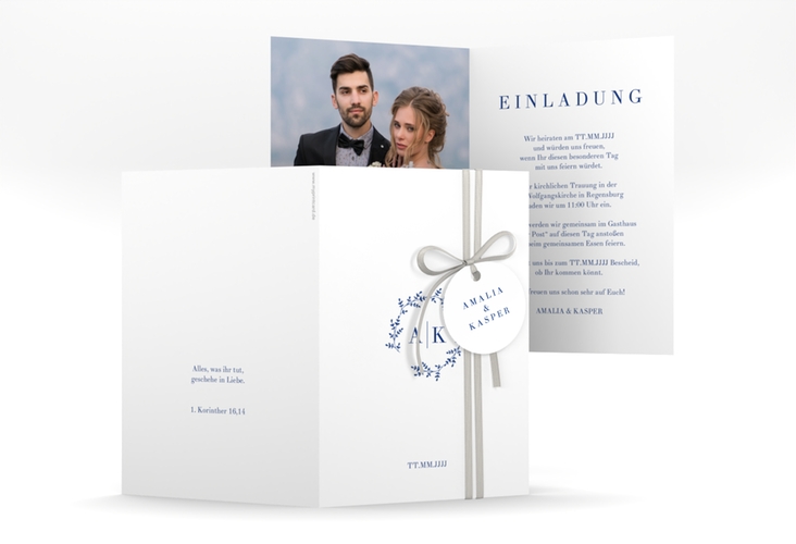 Einladungskarte Hochzeit Filigrana A6 Klappkarte hoch blau hochglanz in reduziertem Design mit Initialen und zartem Blätterkranz