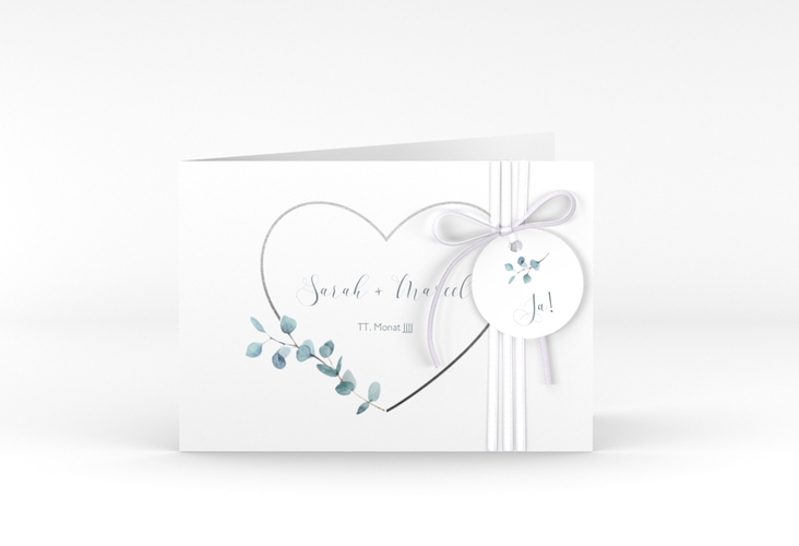 Hochzeitseinladung Greenheart A6 Klappkarte quer grau hochglanz mit elegantem Herz und Eukalyptus-Zweig