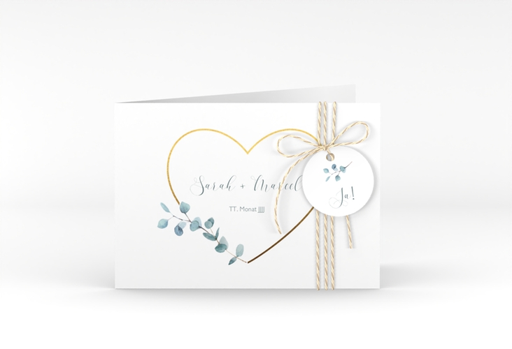 Hochzeitseinladung Greenheart A6 Klappkarte quer gold hochglanz mit elegantem Herz und Eukalyptus-Zweig