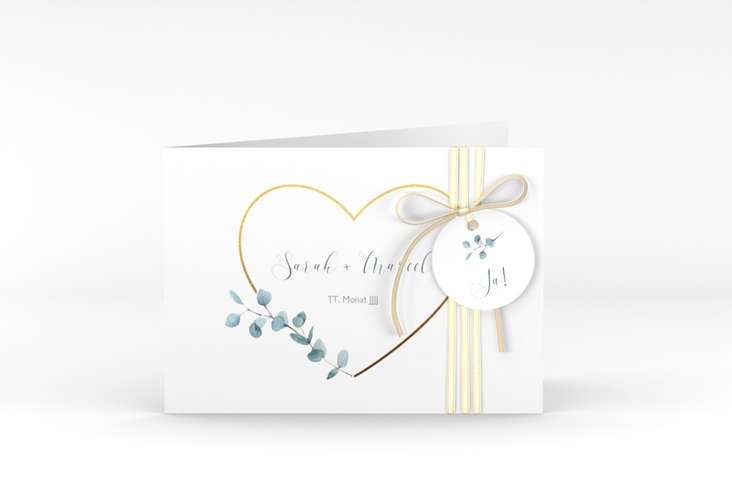 Hochzeitseinladung Greenheart A6 Klappkarte quer gold hochglanz mit elegantem Herz und Eukalyptus-Zweig