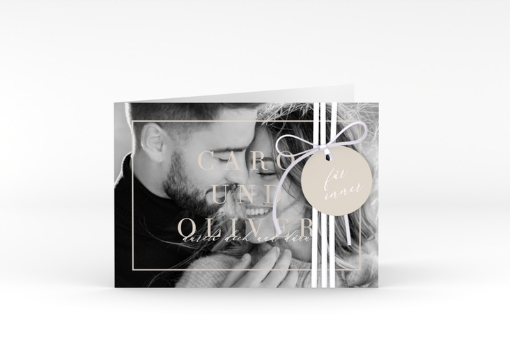 Hochzeitseinladung Moment A6 Klappkarte quer beige hochglanz mit Schwarzweiß-Foto des Brautpaars