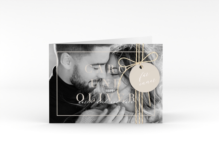 Hochzeitseinladung Moment A6 Klappkarte quer beige hochglanz mit Schwarzweiß-Foto des Brautpaars