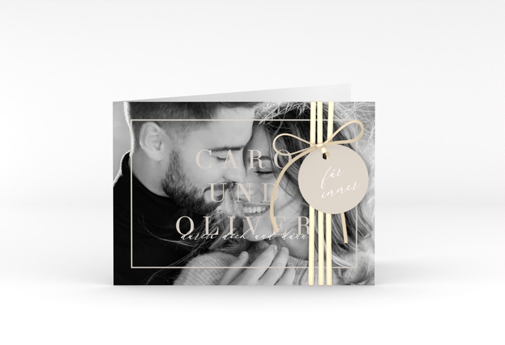 Hochzeitseinladung Moment A6 Klappkarte quer beige hochglanz mit Schwarzweiß-Foto des Brautpaars