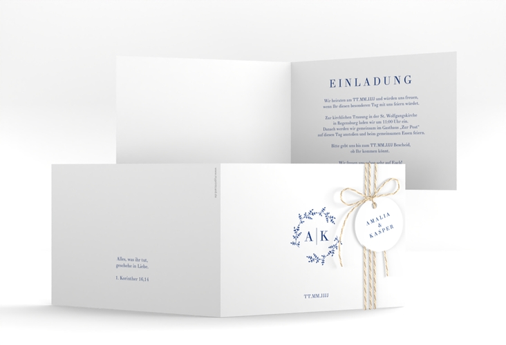 Hochzeitseinladung Filigrana A6 Klappkarte quer blau hochglanz in reduziertem Design mit Initialen und zartem Blätterkranz