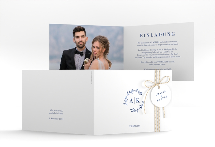Hochzeitseinladung Filigrana A6 Klappkarte quer blau in reduziertem Design mit Initialen und zartem Blätterkranz