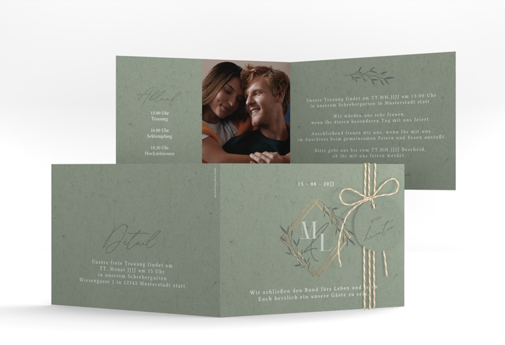 Hochzeitseinladung Greenletter A6 Klappkarte quer mit Initialen in elegantem Goldrahmen mit Blättern