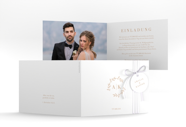 Hochzeitseinladung Filigrana A6 Klappkarte quer beige in reduziertem Design mit Initialen und zartem Blätterkranz