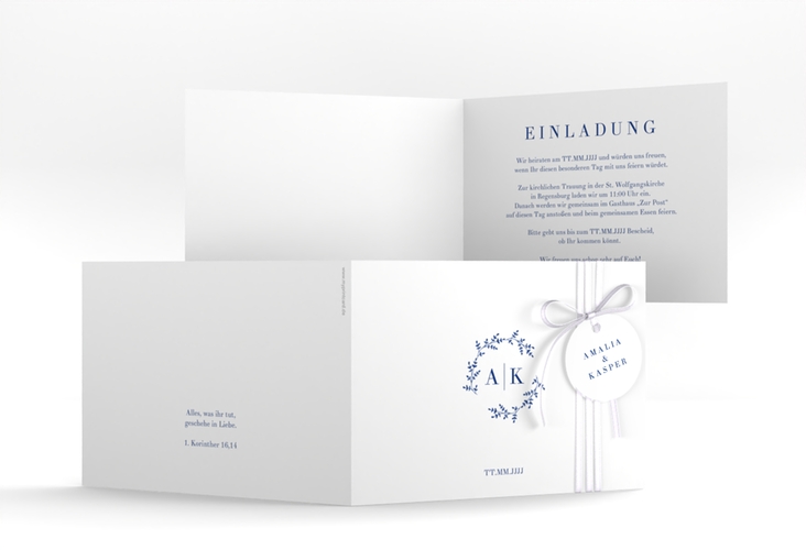 Hochzeitseinladung Filigrana A6 Klappkarte quer blau hochglanz in reduziertem Design mit Initialen und zartem Blätterkranz