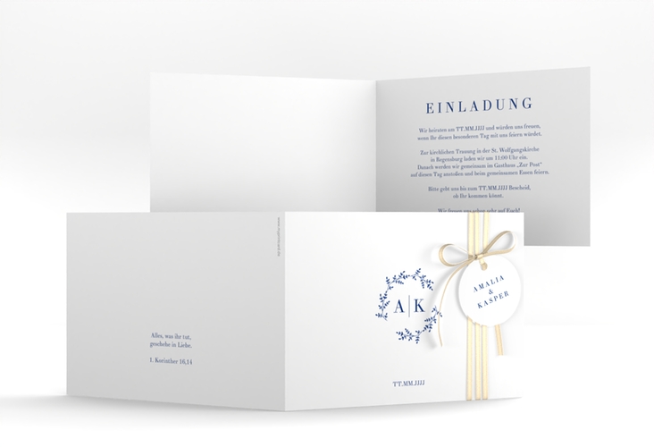 Hochzeitseinladung Filigrana A6 Klappkarte quer blau hochglanz in reduziertem Design mit Initialen und zartem Blätterkranz