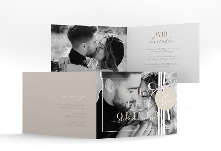 Hochzeitseinladung Moment A6 Klappkarte quer beige hochglanz mit Schwarzweiß-Foto des Brautpaars